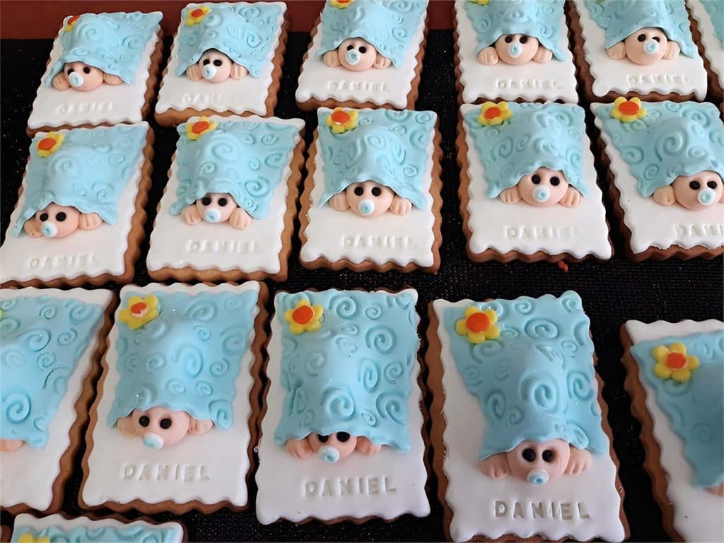 Galletas personalizadas azules con un bebé dibujado y su nombre, elaboradas en Dulces Caprichos en As Pontes